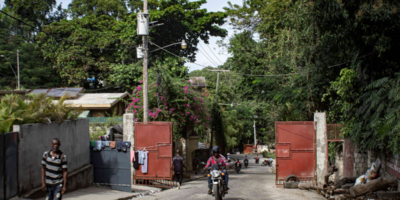 Une barrière est installée au Haut Turgeau, à l'entrée du tronçon qui mène à l'Université Quisqueya.