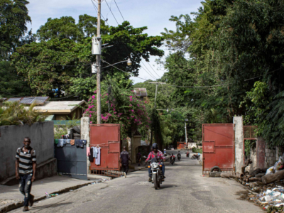 Une barrière est installée au Haut Turgeau, à l'entrée du tronçon qui mène à l'Université Quisqueya.