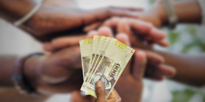 Une main qui donne de l'argent haitien