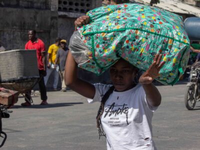 Habitante fuyant terreur Haiti