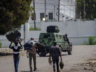 Mecanicien et blindé de Police/ Port-au-Prince